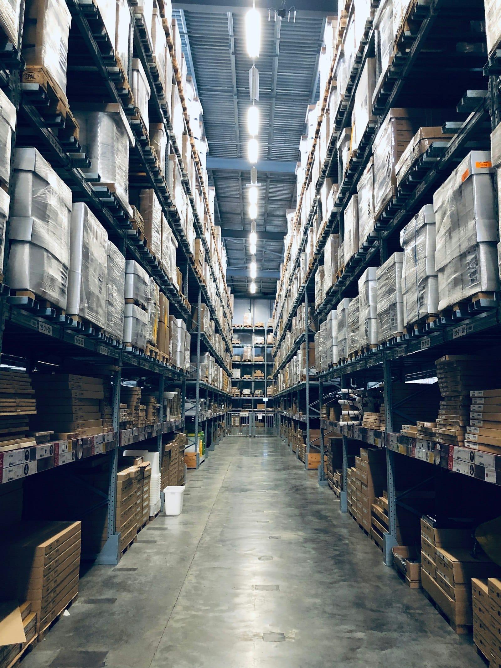 Allée d'un entrepôt logistique remplie de palettes