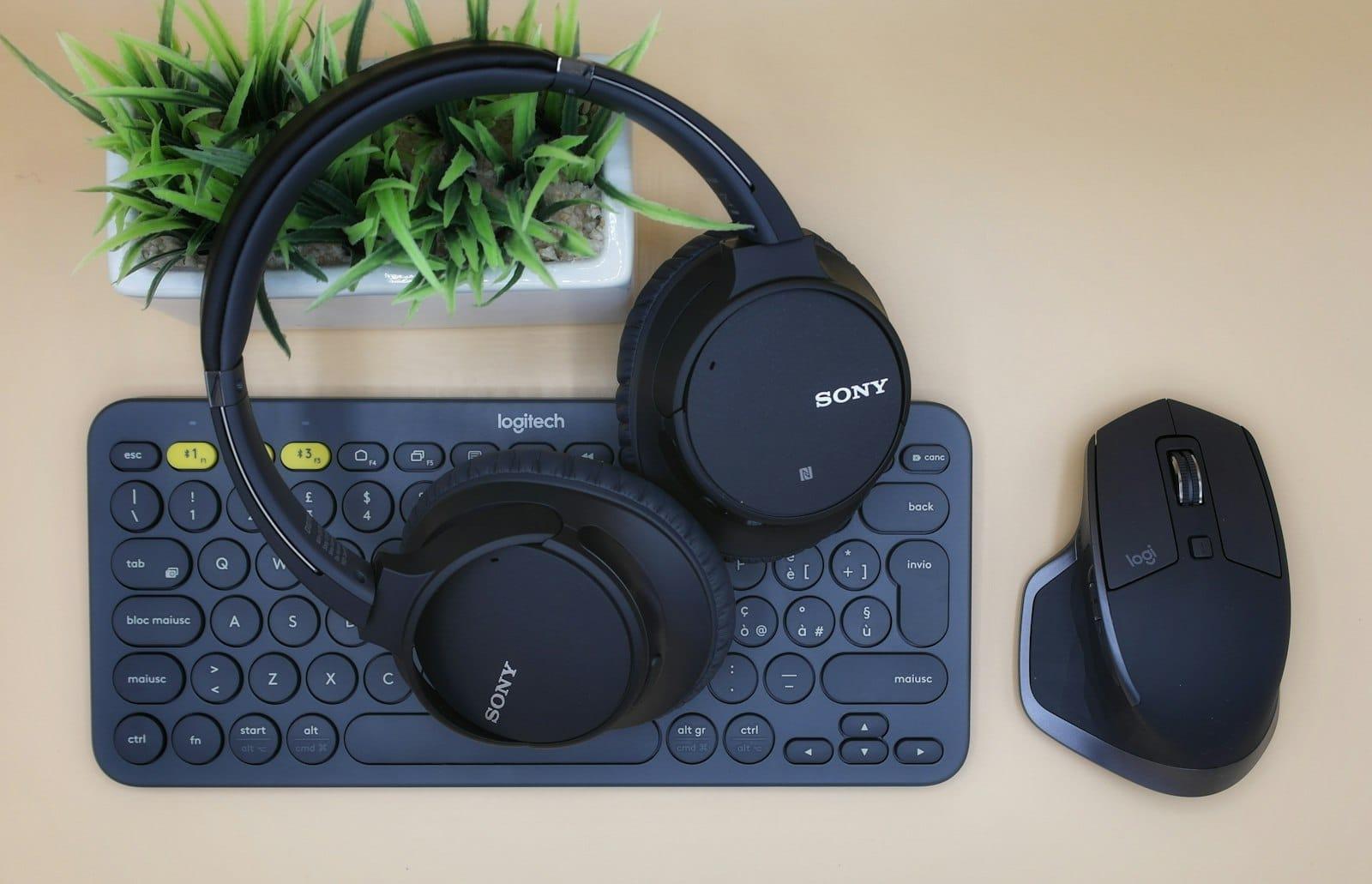 Clavier, casque d'écoute et souris — du matériel électronique prêt pour une seconde vie